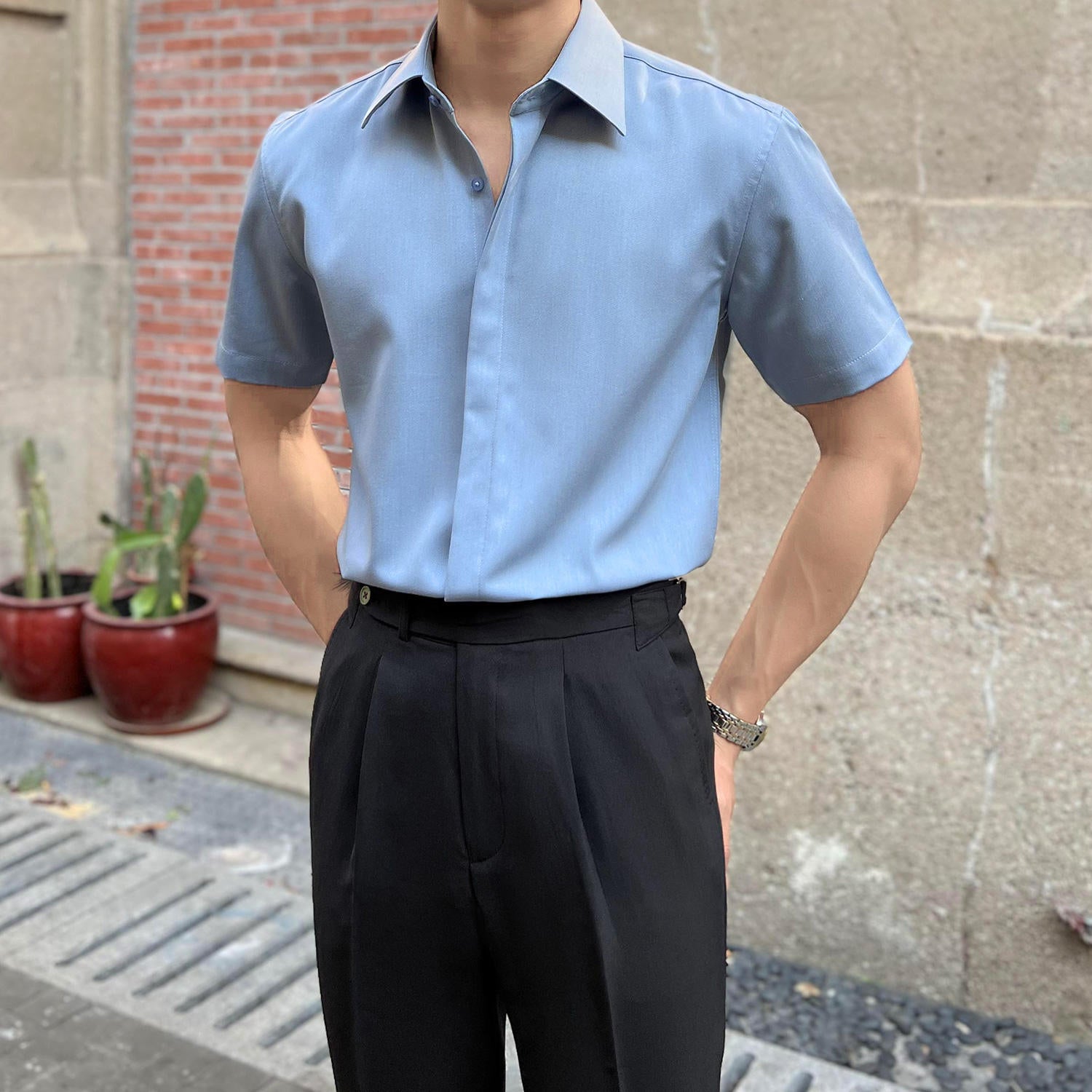 Chemise soyeuse drapée à manches courtes