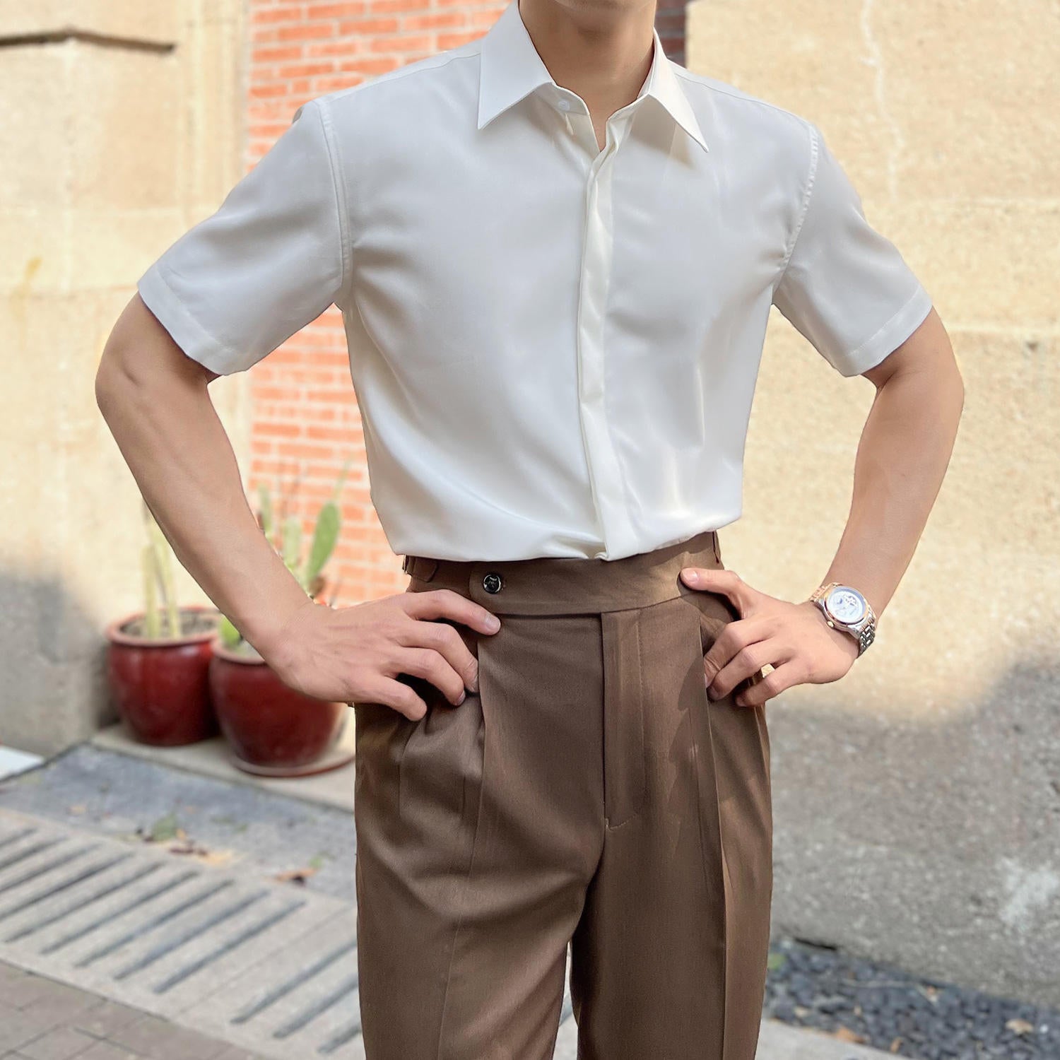 Chemise soyeuse drapée à manches courtes