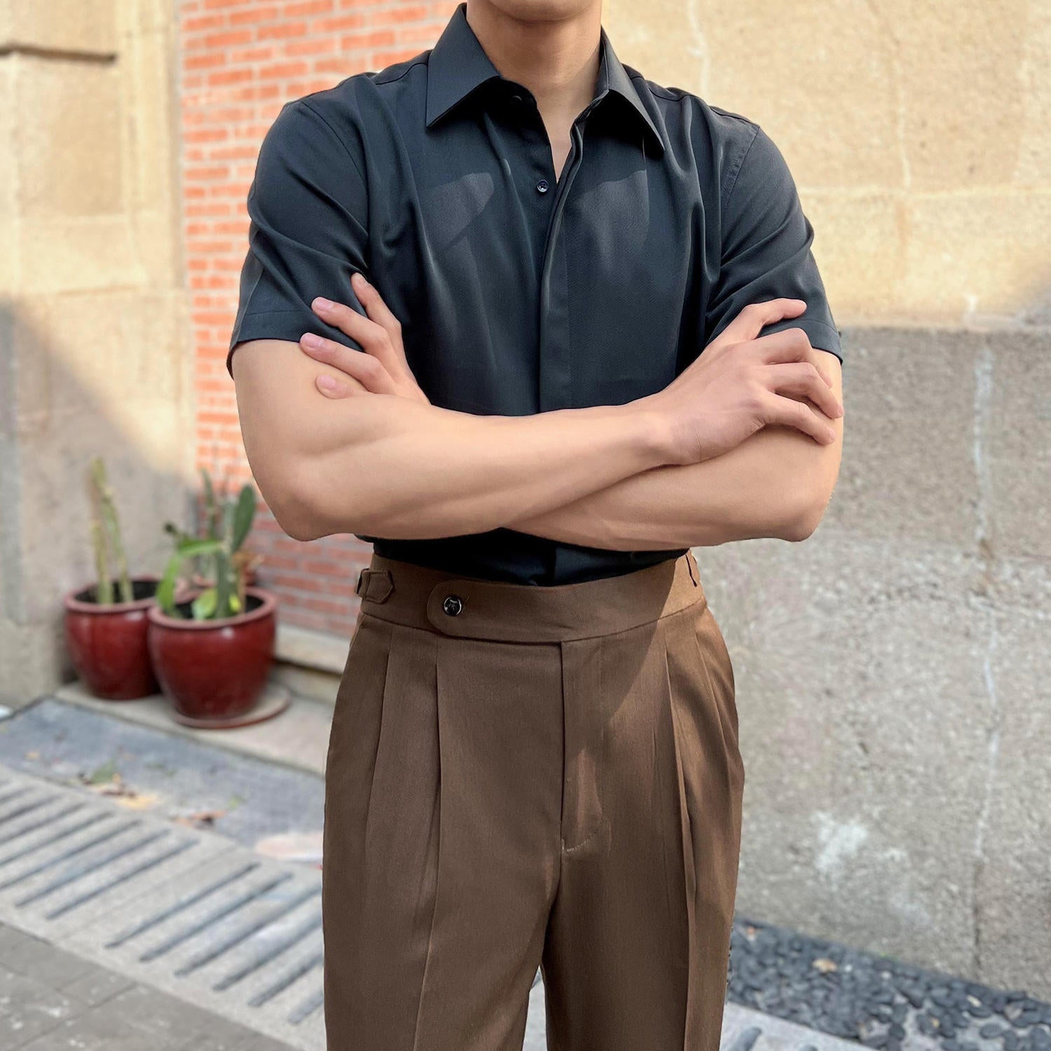 Chemise soyeuse drapée à manches courtes